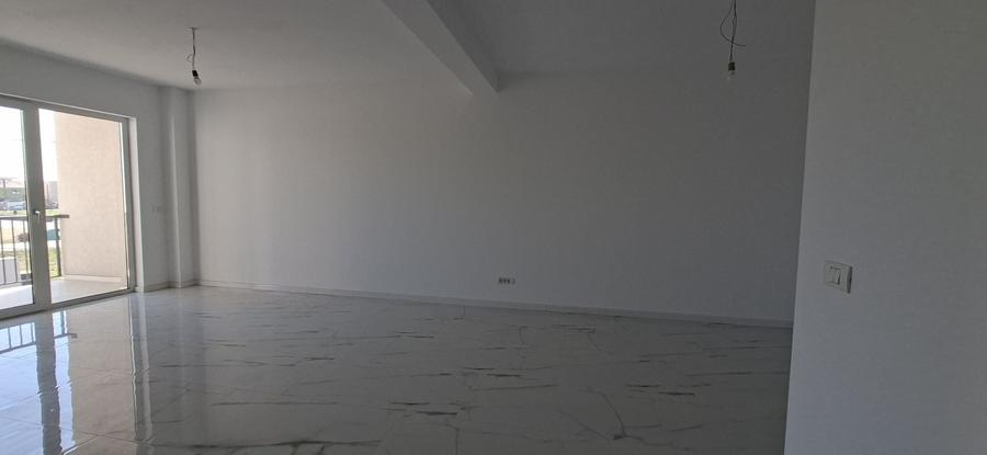 Apartament cu 3 camere semidecomandat în Dumbrăvița
