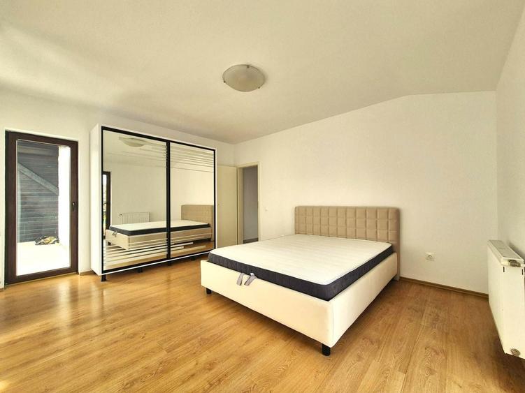 Apartament cu 3 camere decomandat în Tractorul