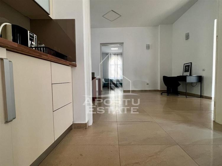 Apartament cu 4 camere circular, mobilat în Central