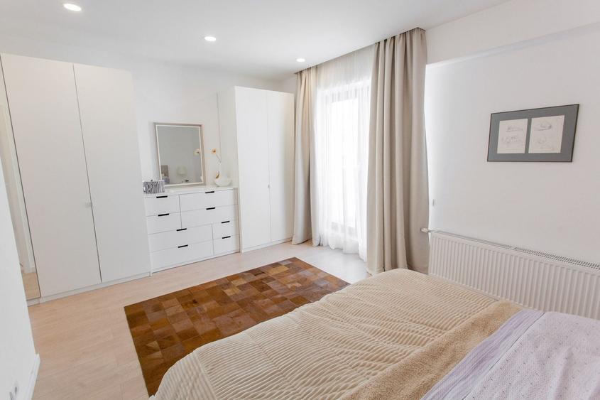 Apartament cu 3 camere decomandat, mobilat în P-ța Victoriei