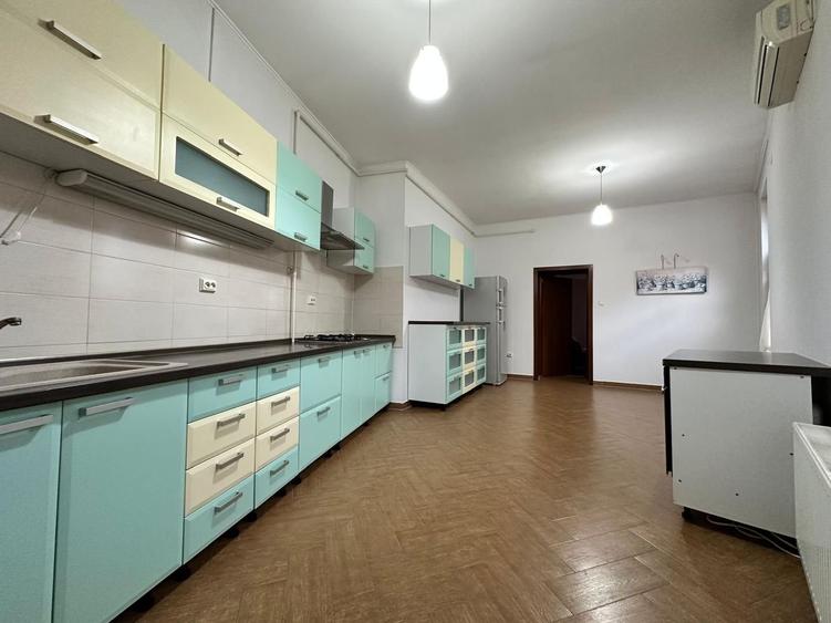 Apartament cu 4 camere semidecomandat, mobilat în Centrul Istoric