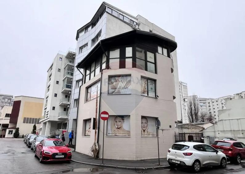 Casă cu 6 camere cu Teren 50 Mp în Victoriei