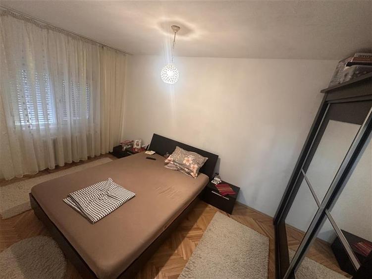 Apartament cu 3 camere semidecomandat în Lipovei