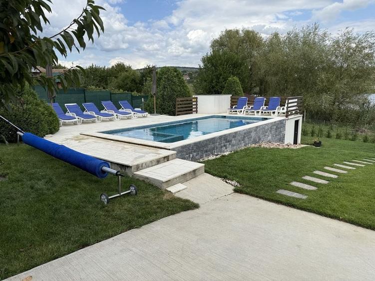 Casă cu 4 camere cu Teren 2450 Mp în Central