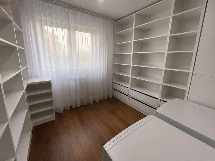Apartament cu 4 camere semidecomandat în Nufărul