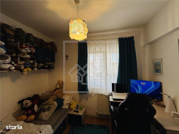 Apartament cu 4 camere decomandat în Valea Aurie