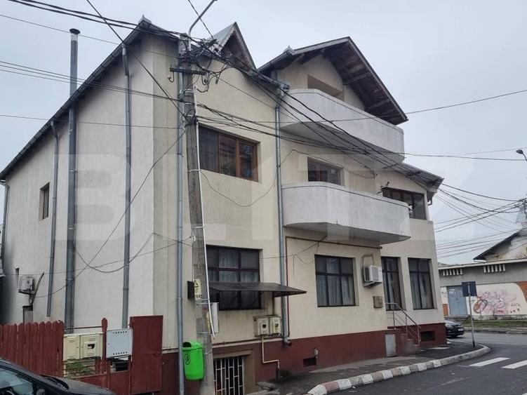 Casă individuală cu 10 camere cu Canalizare în Central