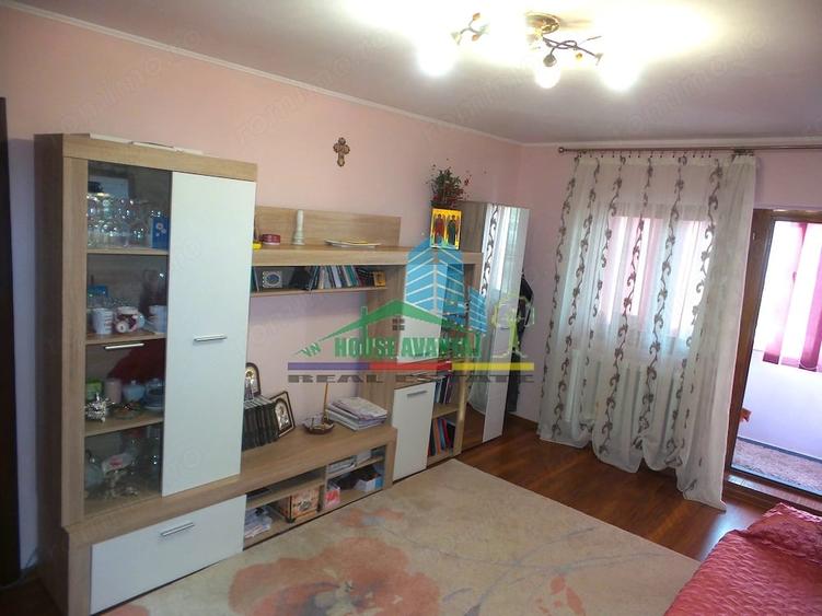 Apartament cu 6 camere decomandat în Central