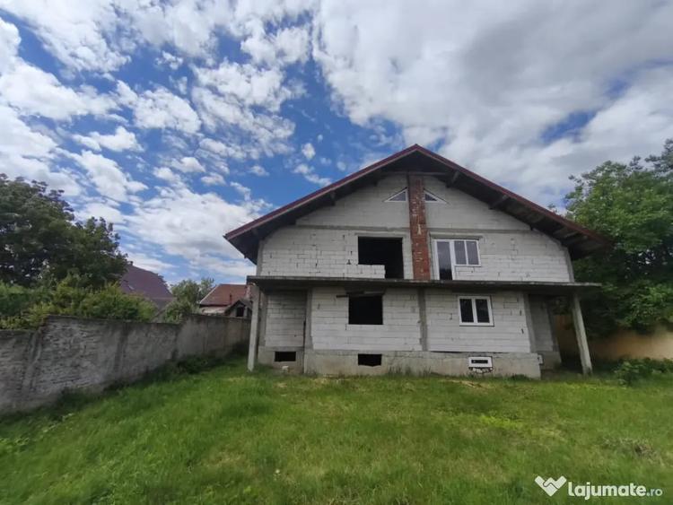 Casă cu 2 camere cu Teren 4400 Mp în Central