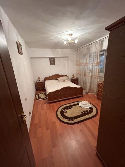 Apartament cu 3 camere decomandat în Ciritei