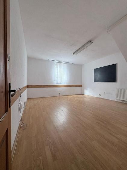 Casă individuală cu 10 camere cu Canalizare în Central