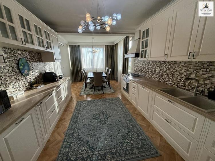 Penthouse cu 10 camere, mobilat în Central
