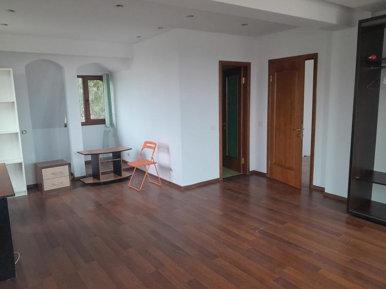 Casă cu 8 camere cu Teren 1450 Mp în Joița