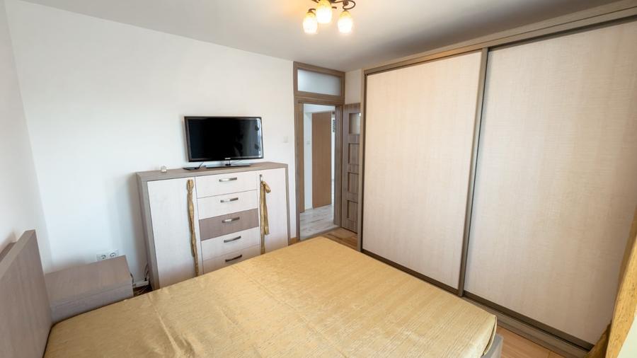 Apartament cu 4 camere decomandat în Micro 17