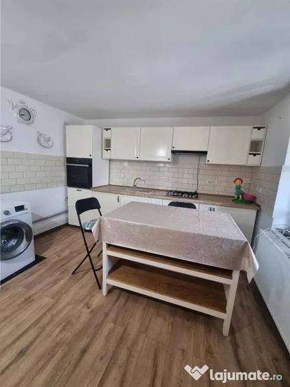 Casă cu 5 camere cu Teren 1694 Mp în Nanov