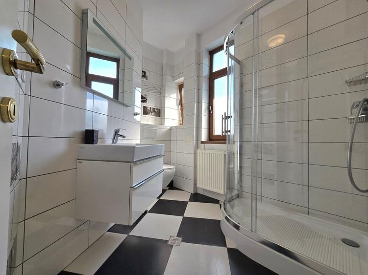 Apartament cu 5 camere în Aviatorilor