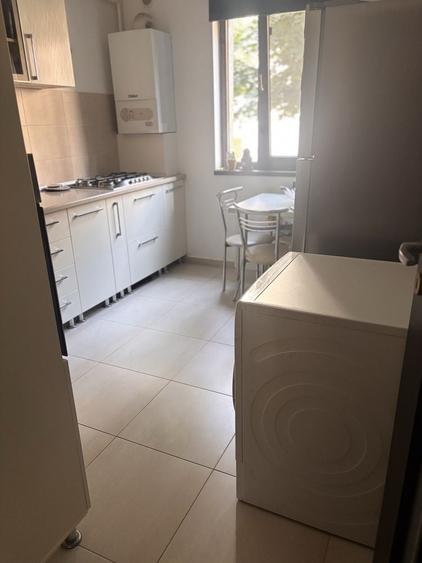 Apartament cu 2 camere decomandat în Tractorul