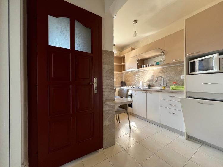 Apartament cu 3 camere semidecomandat, mobilat în Ultracentral