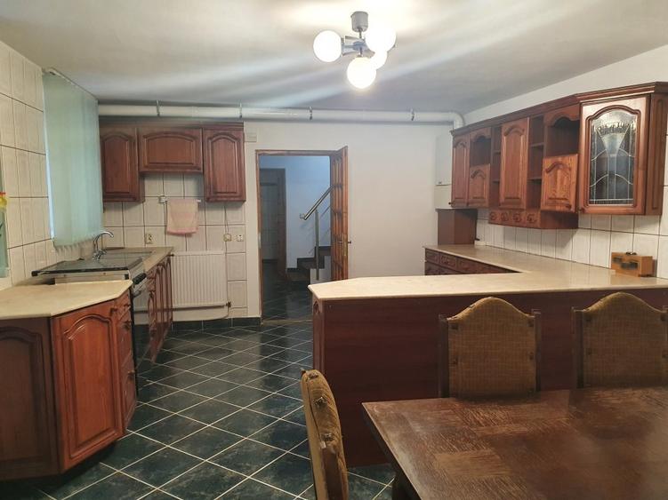 Casă individuală cu 7 camere cu Teren 260 Mp în Cotroceni
