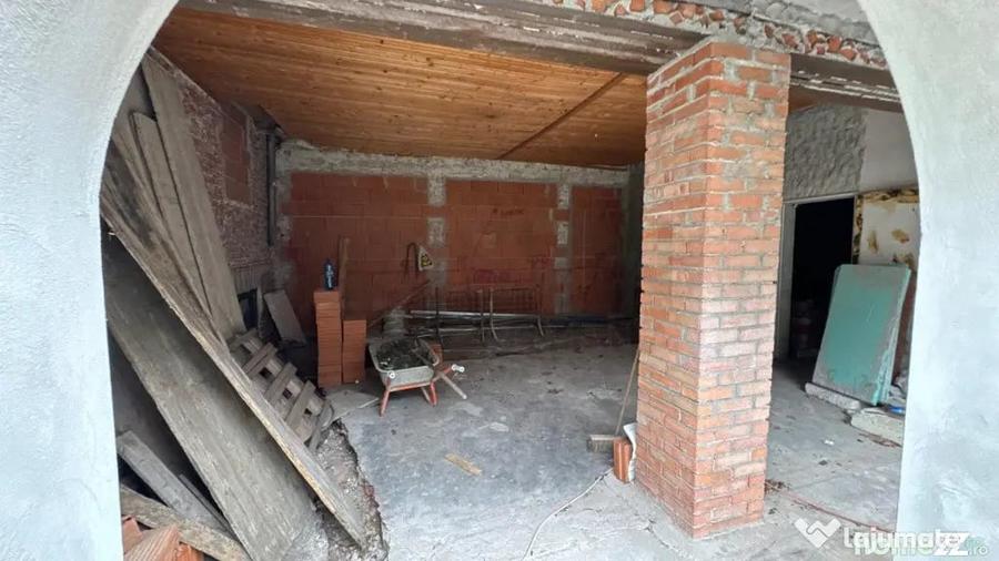 Casă cu 11 camere cu Teren 341 Mp în Dudești