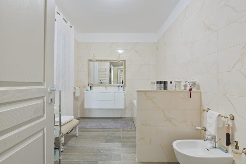Duplex cu 7 camere cu Canalizare în Faleza Nord