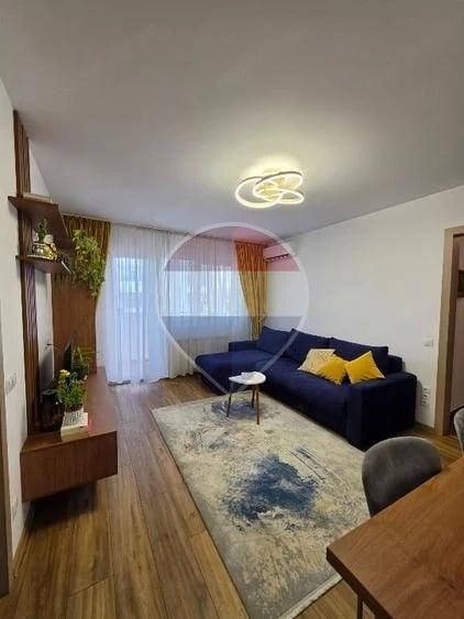 Apartament cu 3 camere semidecomandat în Podu Roș