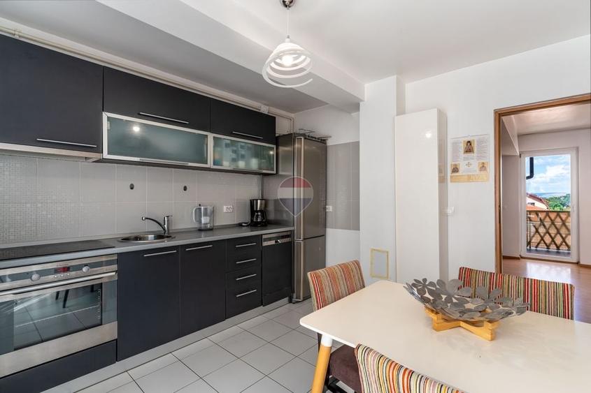 Apartament cu 4 camere semidecomandat, mobilat în Europa