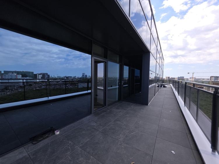 Penthouse cu 4 camere semidecomandat în Nord-Vest