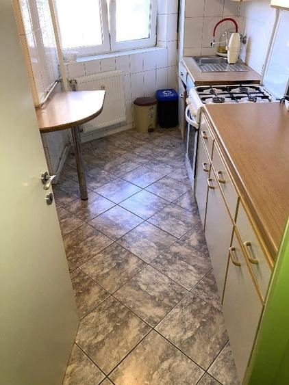 Apartament cu 4 camere decomandat în P-ța Victoriei