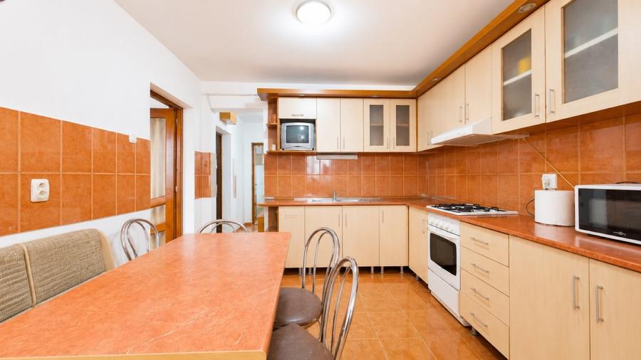 Apartament cu 2 camere semidecomandat, mobilat în Șofronea