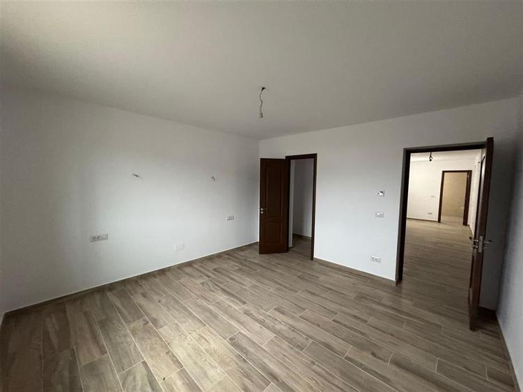 Casă individuală cu 4 camere cu Garaj în Central