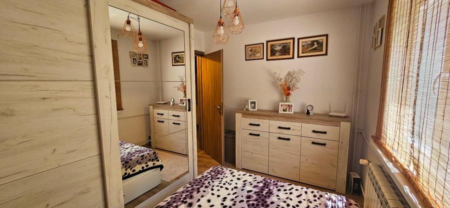 Apartament cu 3 camere semidecomandat în Berceni
