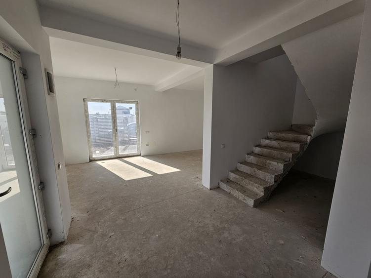 Duplex cu 5 camere cu Canalizare în Chiajna