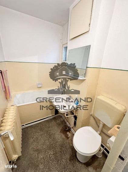 Apartament cu 3 camere semidecomandat în Podu Roș