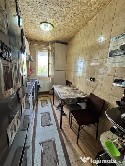 Apartament cu 3 camere semidecomandat în Craiovița Nouă