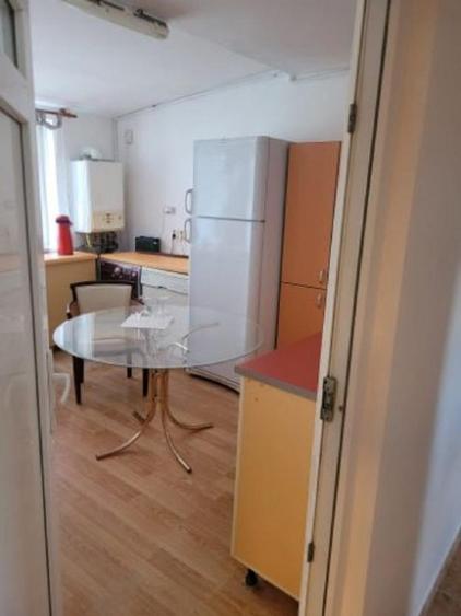 Apartament cu 3 camere semidecomandat în Mihai Bravu