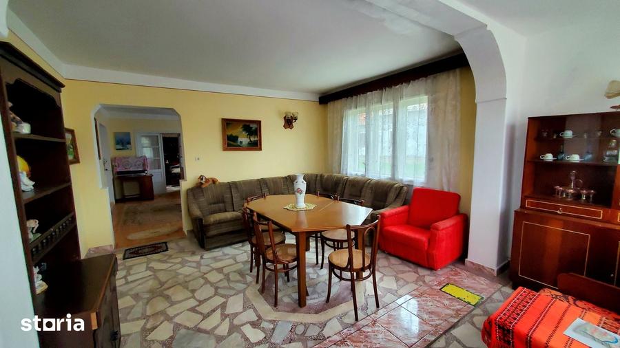 Casă cu 5 camere cu Teren 4800 Mp în Dobrești