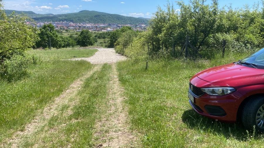 Teren extravilan de 2400 mp, în Est