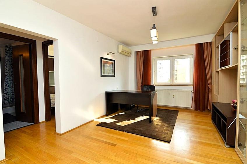 Apartament cu 4 camere decomandat, mobilat în Decebal