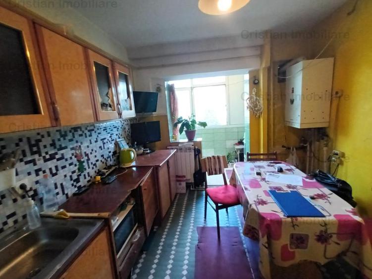Apartament cu 3 camere decomandat în Apollo