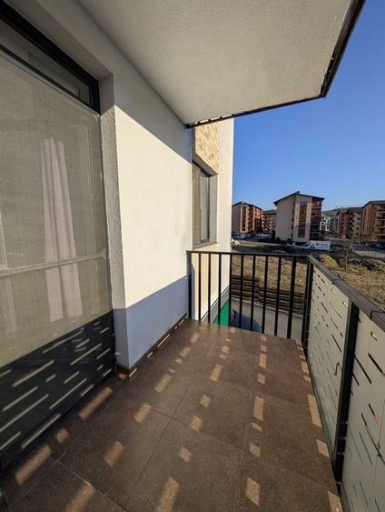 Apartament cu 3 camere semidecomandat în Florești
