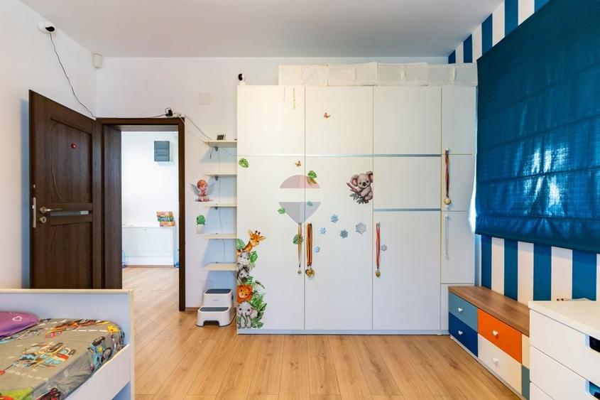 Casă individuală cu 5 camere cu Teren 591 Mp în Est