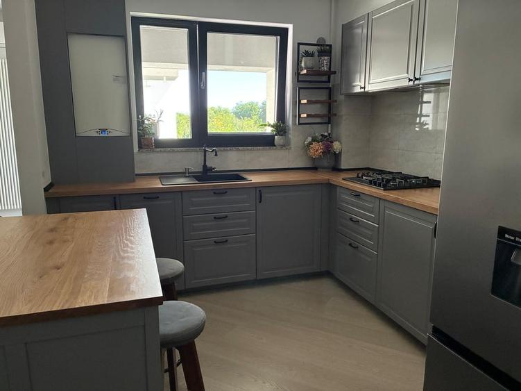 Apartament cu 3 camere decomandat, mobilat în Văcăresti