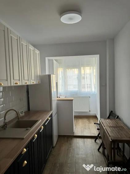 Apartament cu 3 camere decomandat în Podu Roș
