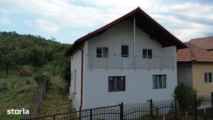 Casă cu 5 camere cu Teren 320 Mp în Sălătrucel