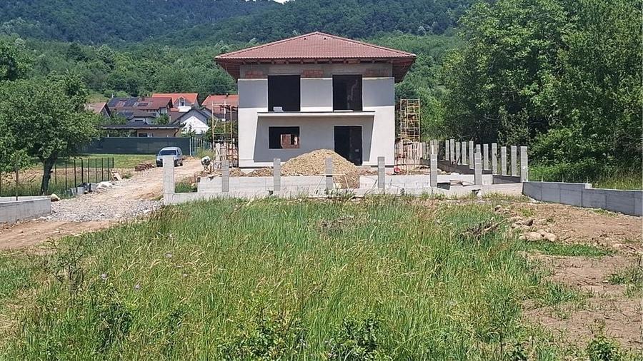 Casă cu 4 camere în Tăuții de Sus