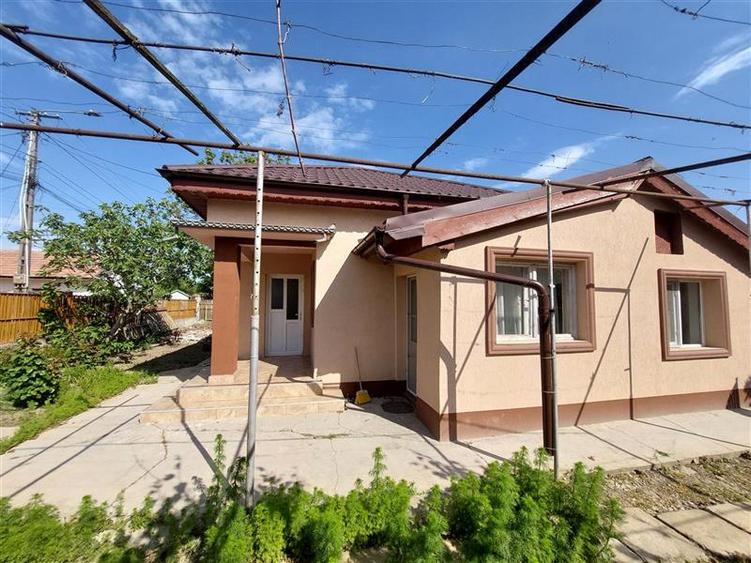Casă individuală cu 4 camere cu Canalizare în 1 Decembrie