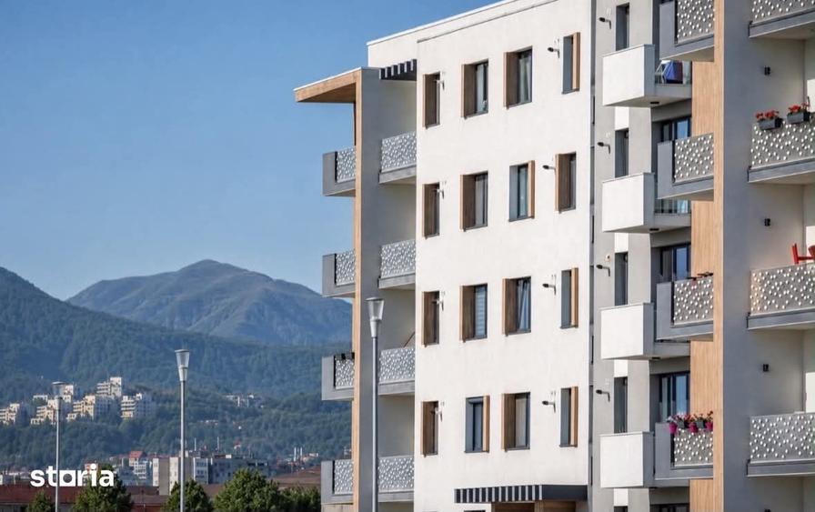 Apartament cu 3 camere decomandat în Tractorul