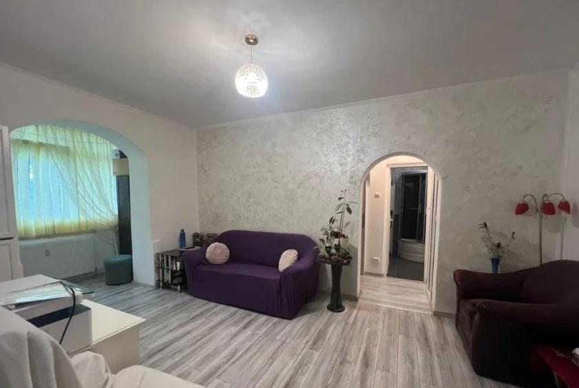 Apartament cu 2 camere semidecomandat în P-ța Muncii