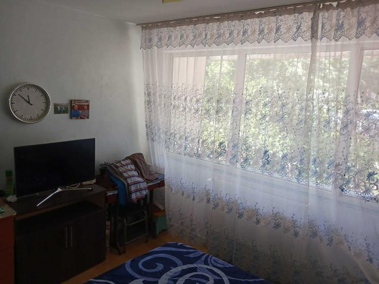 Apartament cu 4 camere semidecomandat în Micro 16